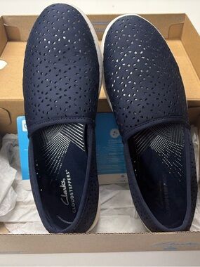Clarks Breeze Emily Slip-Ons in Navy/Marine